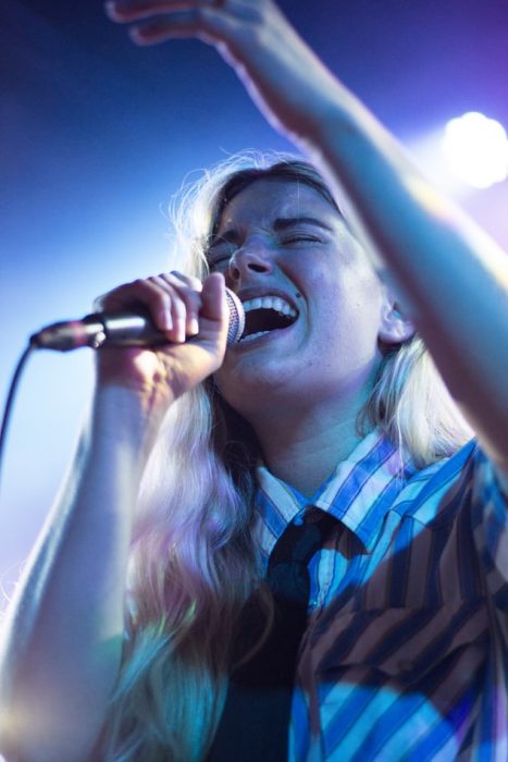 Chica cantando a todo pulmón en el karaoke 