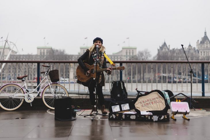 chica cantando en la calle