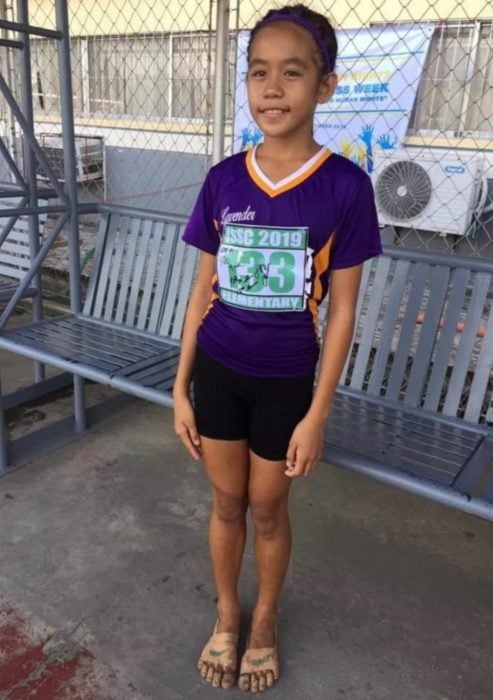 Rhea Bullos, niña filipina, hace sus propios tenis Nike con cinta adhesiva y gana 3 medallas de oro en atletismo