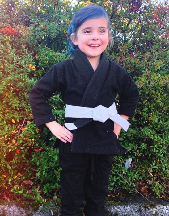 Luna, la niña que aprendió jiu jitsu para defenderse de los bullies; nena con cabello azul