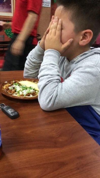Niño cenando tacos y llorando porque le dio de cenar a un indigente 