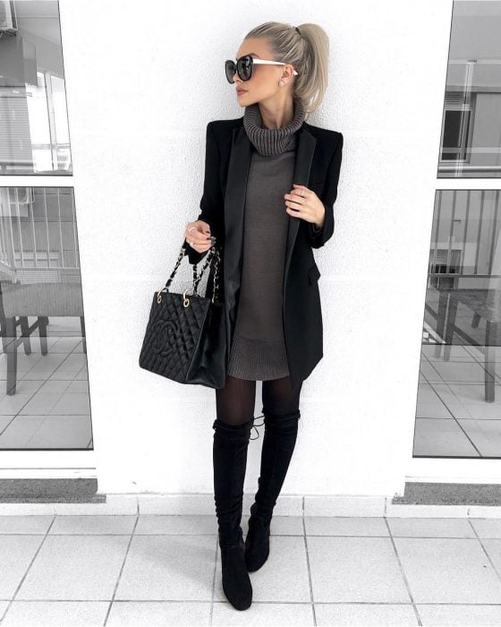 Chica usando un outfit de color negro con gris, medias altas y medias de color negro 
