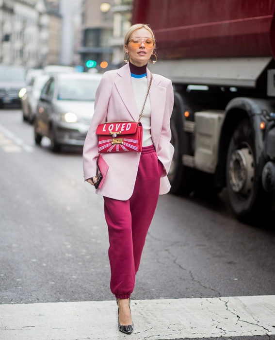 Chica usando un atuendo de pants con saco en color rosa fuccia 