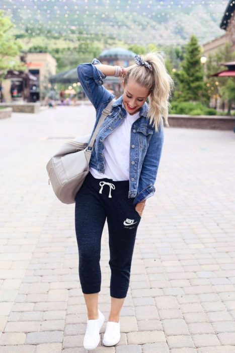 Chica usando un jogger pant con una chaqueta de mezclilla 