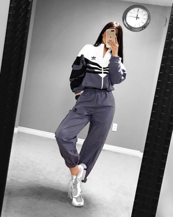 Chica usando un pants adidas de color gris con blanco 