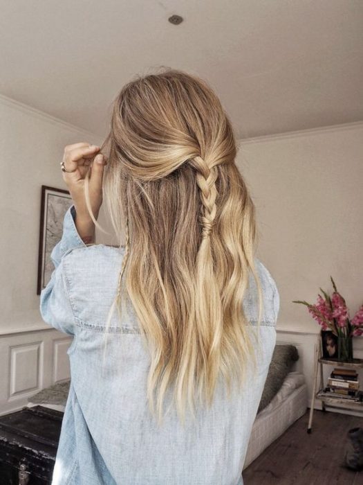 Chica mostrando su cabello con media coleta y trenza delgada