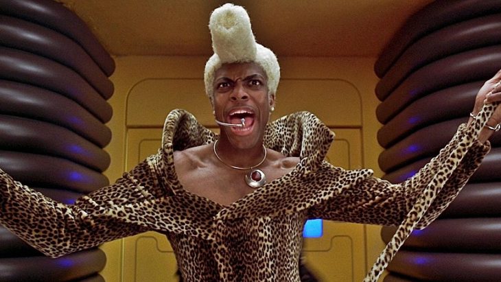 Chris Tucker en El quinto elemento usando una peluca rubia con un atuendo de leopardo
