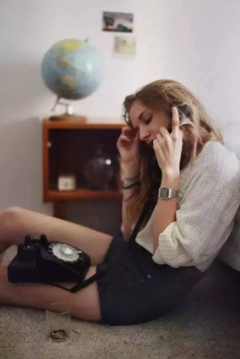 Chica e su habitación llamando por teléfono 