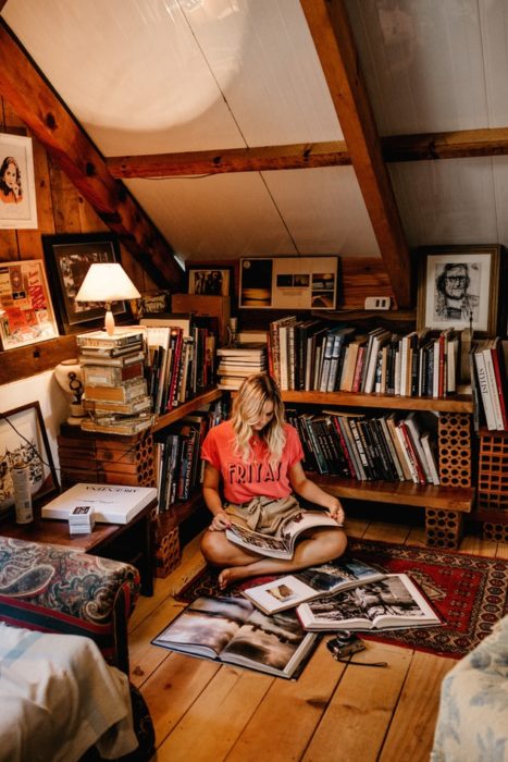 Chica en una biblioteca leyendo un libro