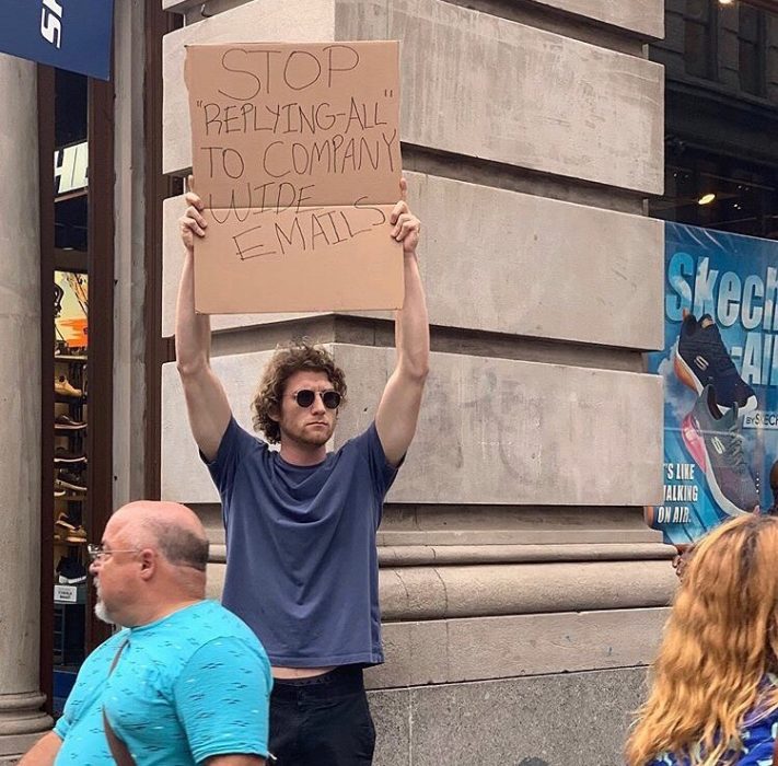 Chico protestando en contra de las personas que contestan todos los correos de la empresa 