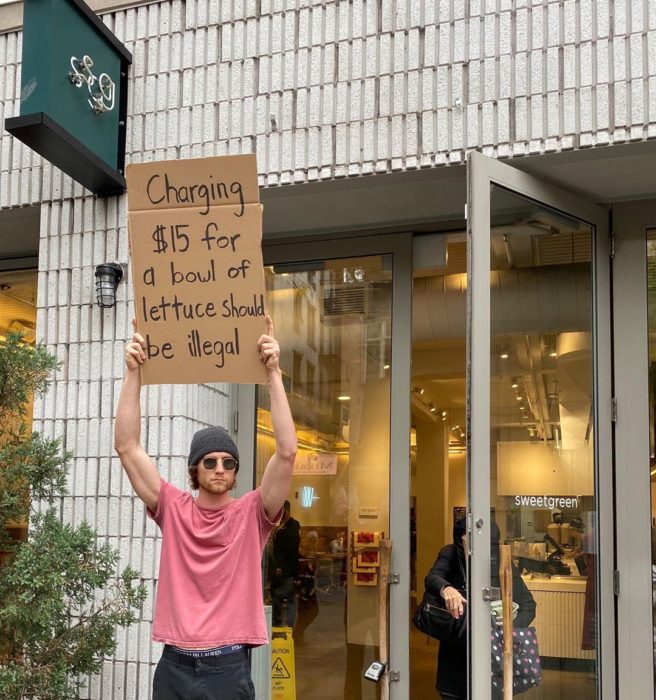 Chico protestando por la venta de ensaladas y sus elevados costos 