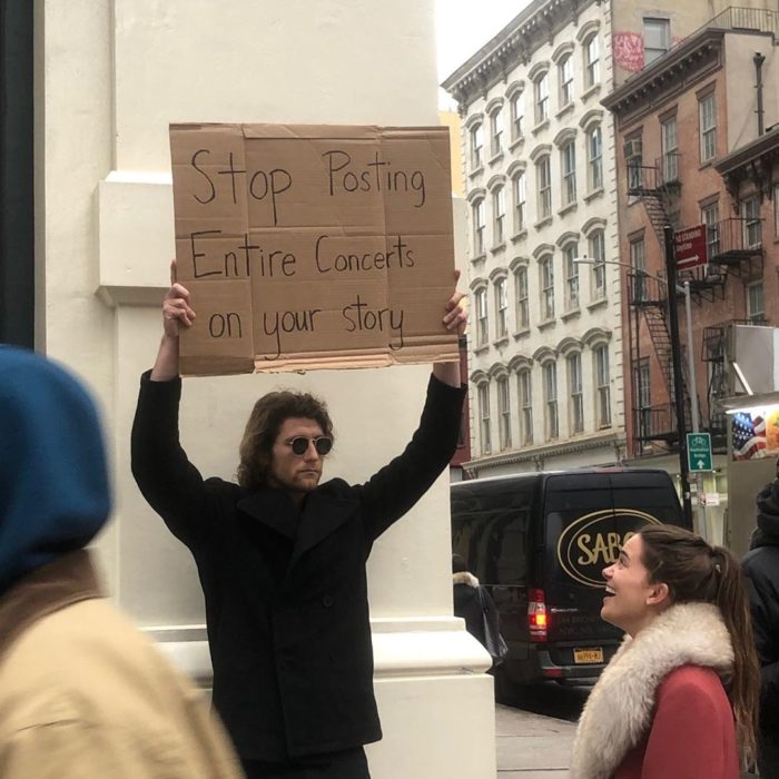 Chico con una pancarta protestando sobre los conciertos en las historias de Instagram 