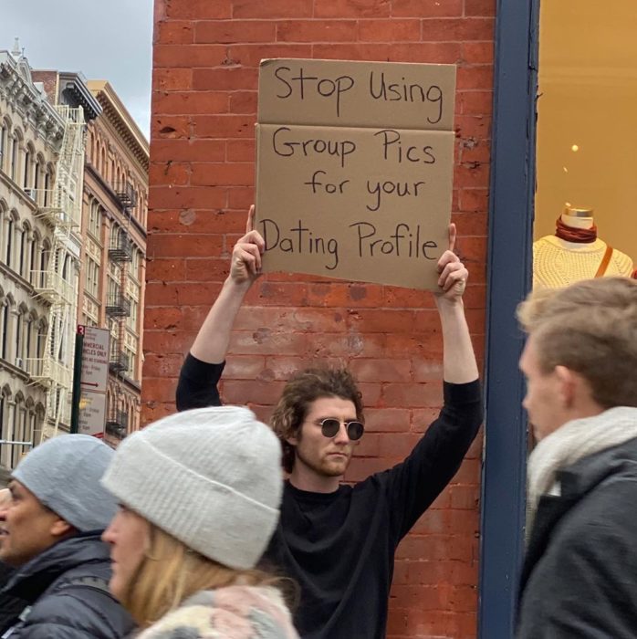 Chico protestando con una pancarta sobre las citas en línea 