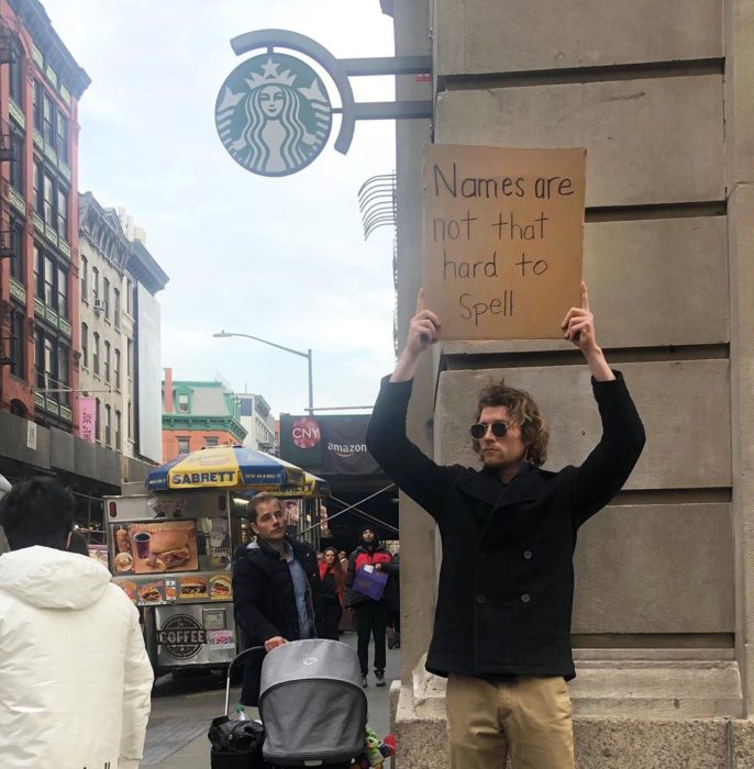 Chico protestando con una pancarta en contra de los nombres difíciles 