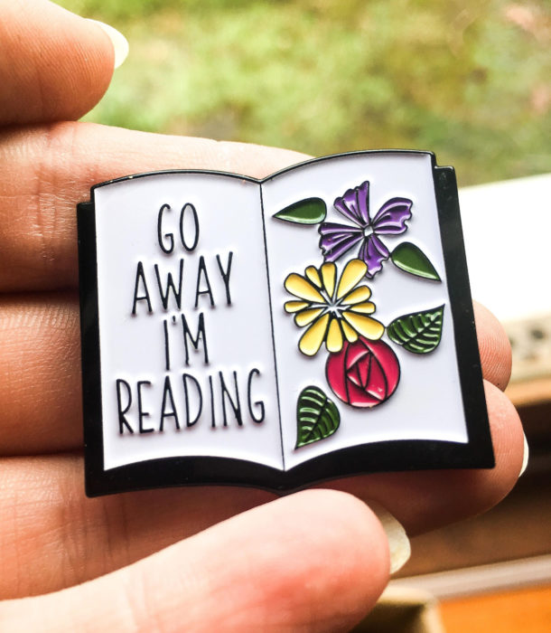 Regalos para personas que aman leer; pin en forma de libro con flores