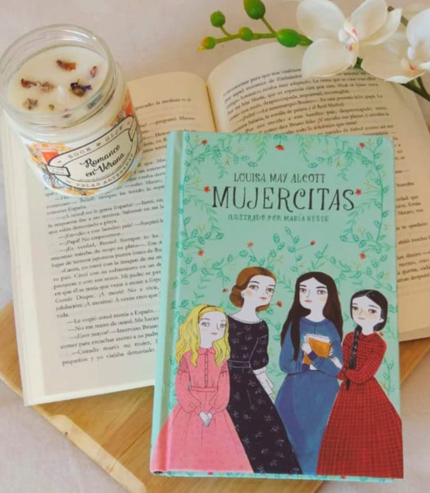 Regalos para personas que aman leer; libro Mujercitas escrito por Louisa May Alcott e ilustrado por María Hesse