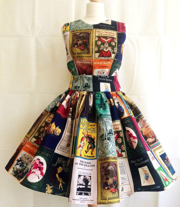 Regalos para personas que aman leer; vestido con portadas de libros