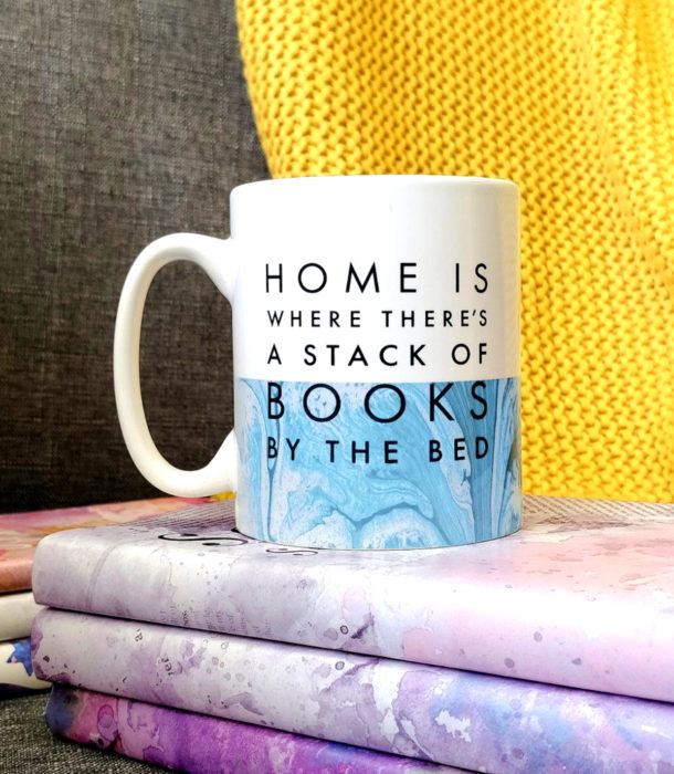 Regalos para personas que aman leer; taza de libros