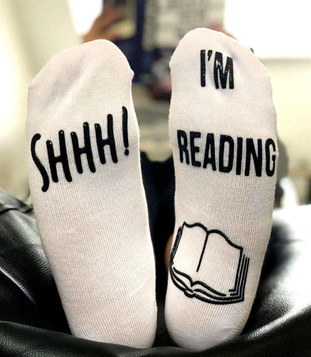 Regalos para personas que aman los libros; calcetines de "silencio, estoy leyendo"