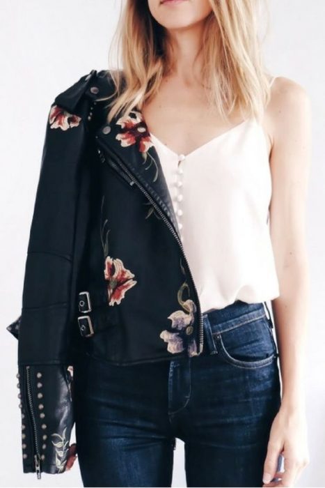 Chaqueta de piel bordada con flores