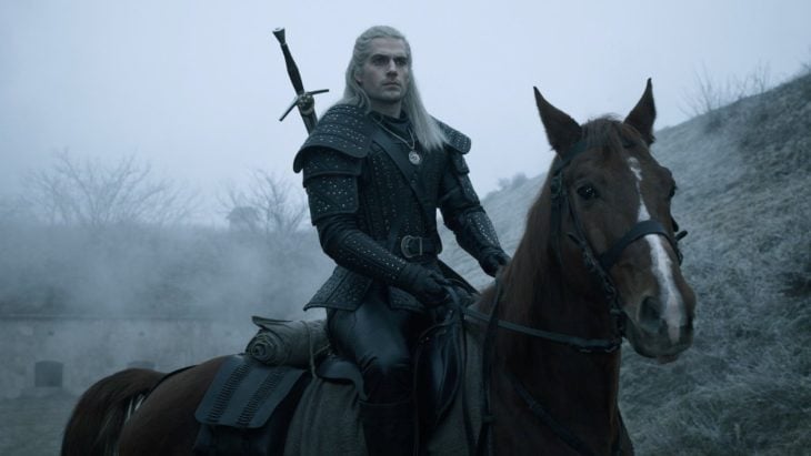 Henry Cavill como Geralt de Rivia montado en un caballo