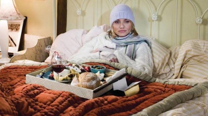 Cameron Diaz recostada en una cama con su cena navideña