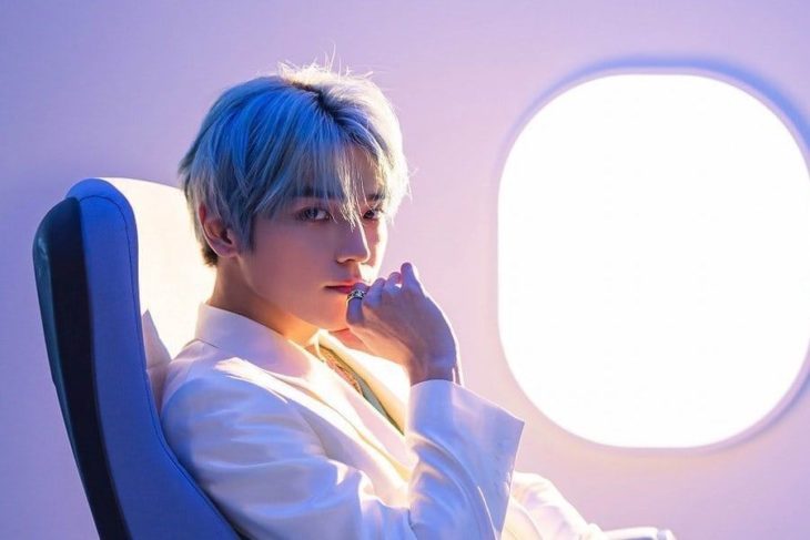 Taeyong sentado en un avión privado 