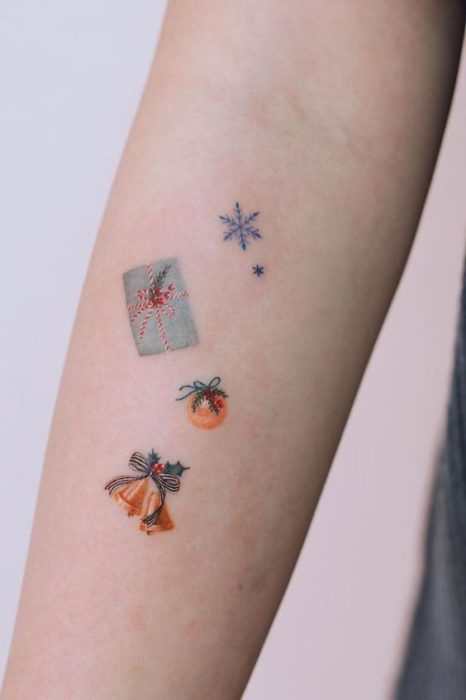 Tatuajes pequeños con diseños de regalos y esferas dordas