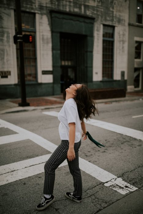 Chica celebrando que las calles están vacias