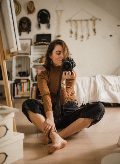 Chica tomando una selfie frente al espejo