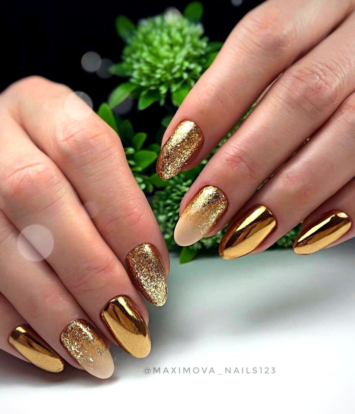 Diseños originales de uñas doradas para brillar en Año Nuevo
