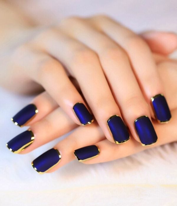 Manicure azul rey con bordes dorados para la fiesta de Año Nuevo; uñas cuadradas