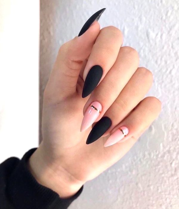 Manicure negro y rosa con líneas doradas para la fiesta de Año Nuevo; uñas largas stiletto