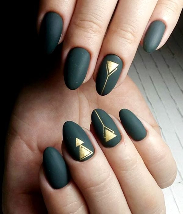 Manicure verde con triángulos dorados para la fiesta de Año Nuevo; uñas en forma de almendra