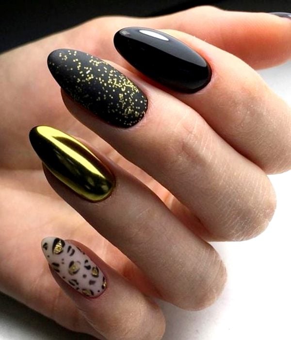 Manicure dorado para la fiesta de Año Nuevo; uñas con esmalte negro, brillante, de animal print