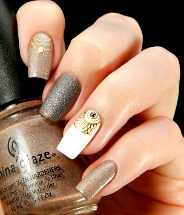 Manicure dorado para la fiesta de Año Nuevo; uñas cuadradas y largas