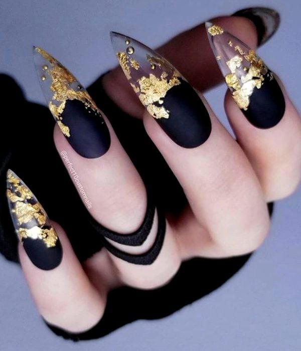 Manicure negro con dorado para la fiesta de Año Nuevo; uñas largas stiletto