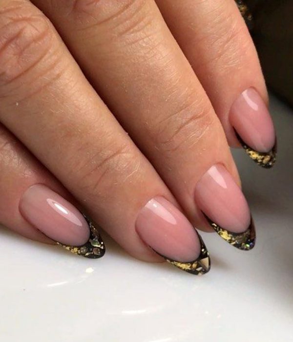 Manicure francés dorado para la fiesta de Año Nuevo; uñas largas en forma de almendra