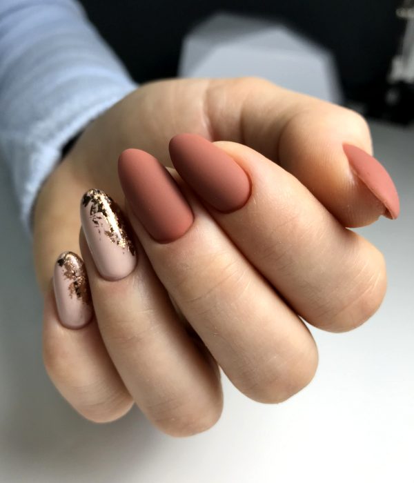 Manicure dorado y durazno para la fiesta de Año Nuevo; u{as largas en forma de almendra