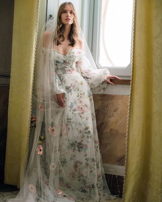 Chica con un vestido de novia en color blanco con estampado floral 