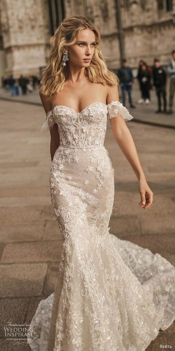 Chica con un vestido de novia en color blanco con estampado floral 