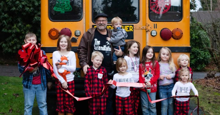 Abuelo da a sus nietos el mejor regalo de Navidad: ¡un autobús escolar!