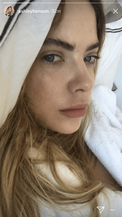 Ashley Benson tomando una selfie sin maquillaje