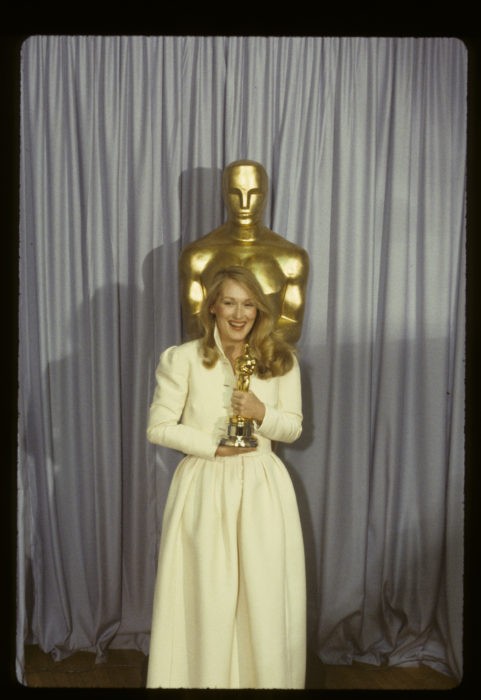 Meryl Streep sosteniendo su estatuilla óscar en 1980