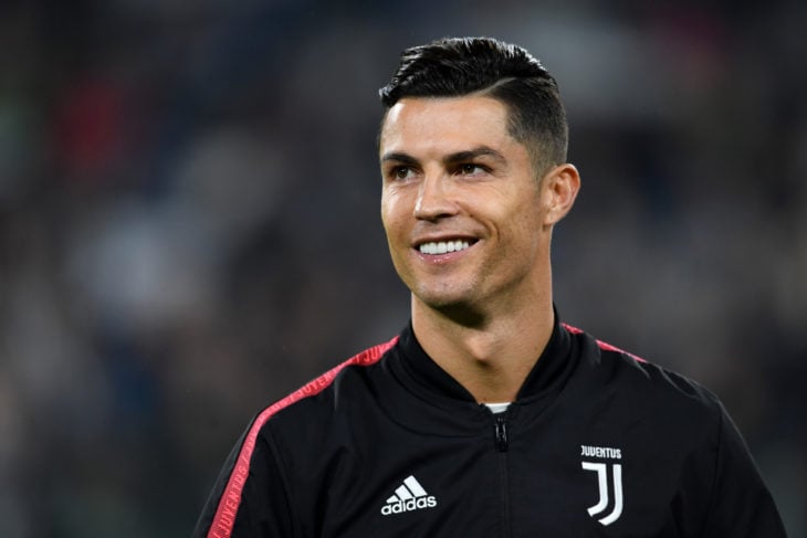 Cristiano Ronaldom sonriendo en un partido de futbol