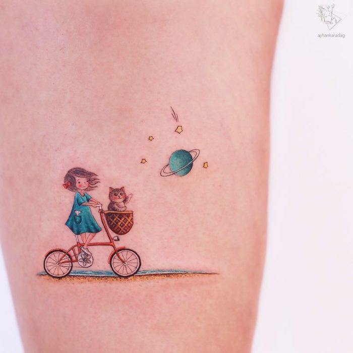 Tatuaje de una niña recorriendo la galaxia junto a su gato