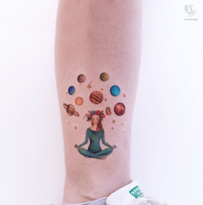 Tatuaje de una chica que practica yoga y ve planetas 