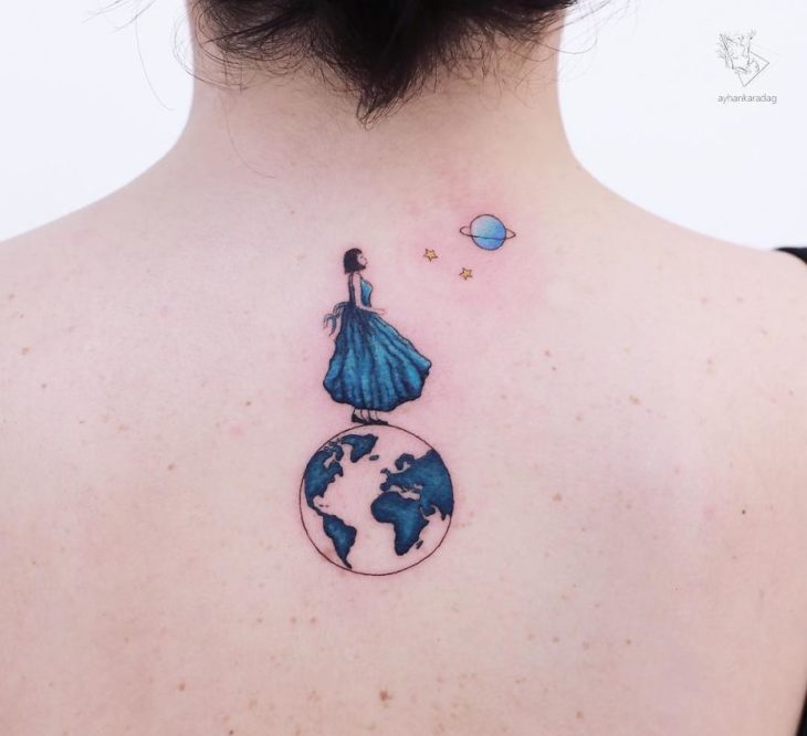 Tatuaje de una chica parada sobre un mundo mientras admira a otro planeta 