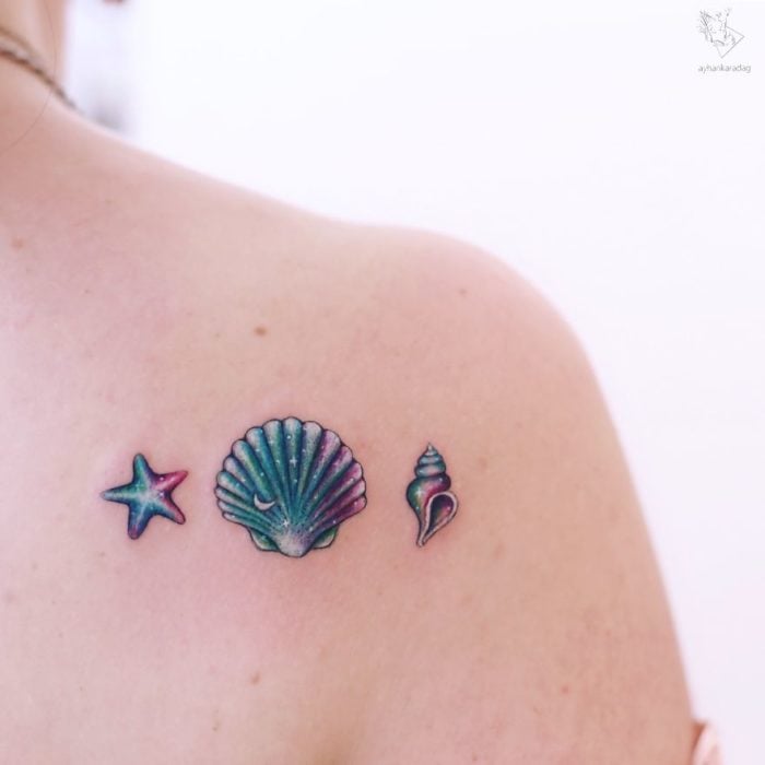 Tatuaje minimalista en forma de conchas de mar 