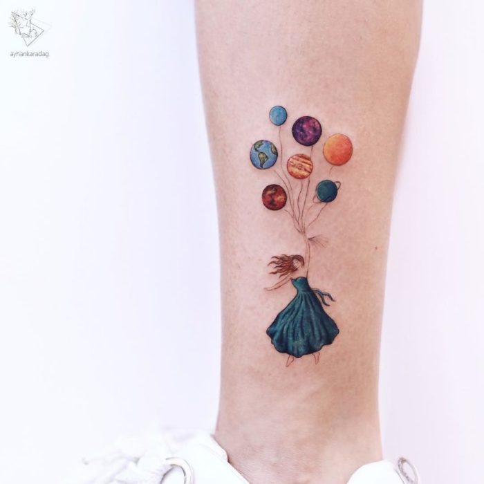 Tatuaje de una chica sujetando unos globos mientras vuela 